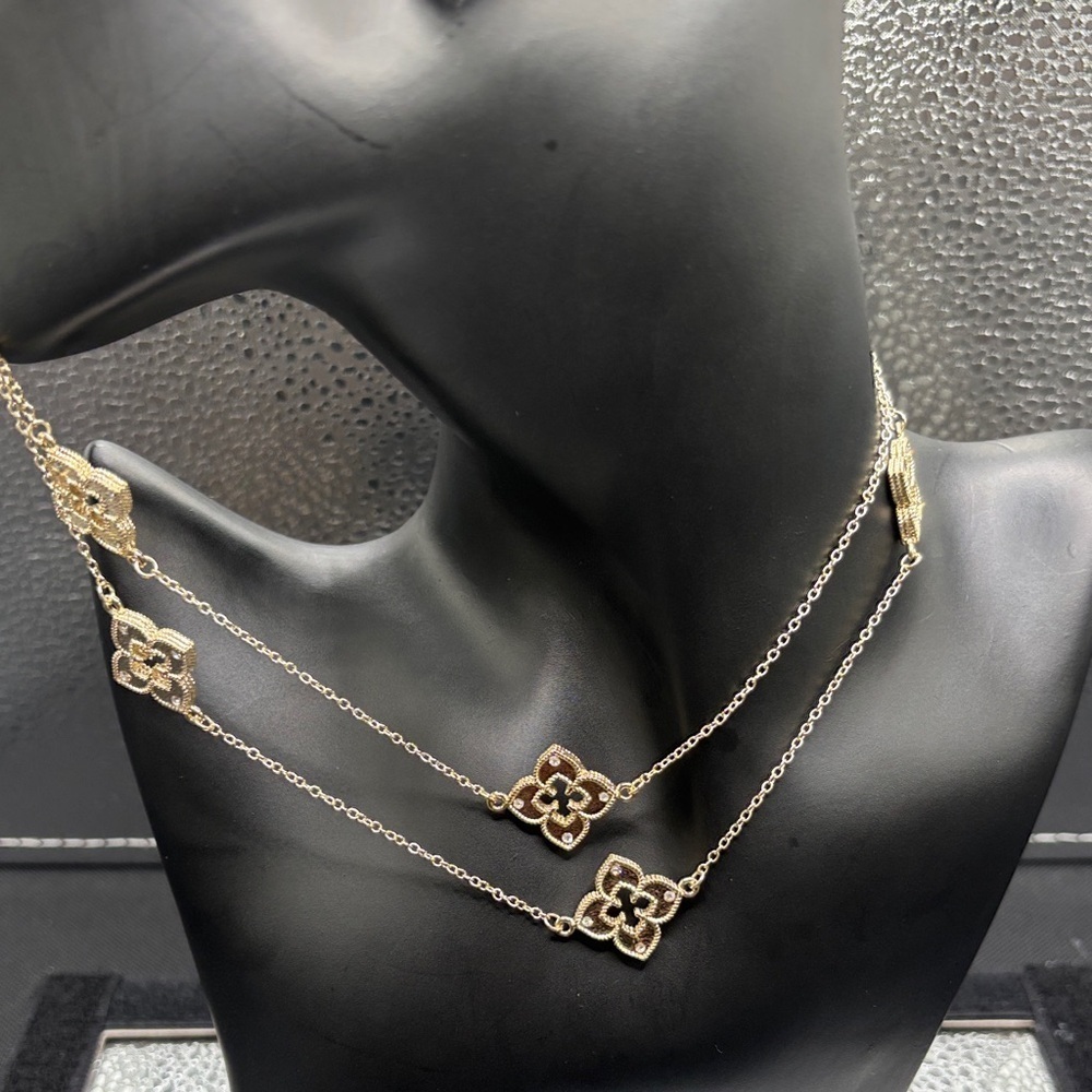 Elegant Gold Necklace with Floral Accents